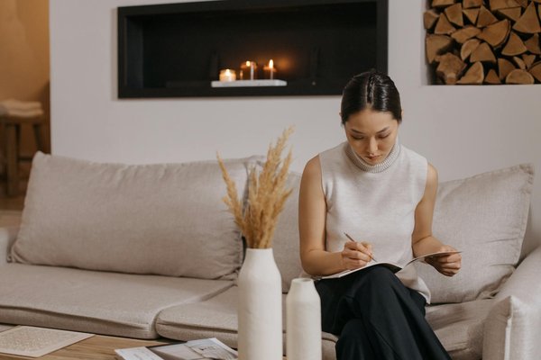 Smart Storage Solutions: Designing a Space-Efficient Kitchen for Your Compact UK Flat